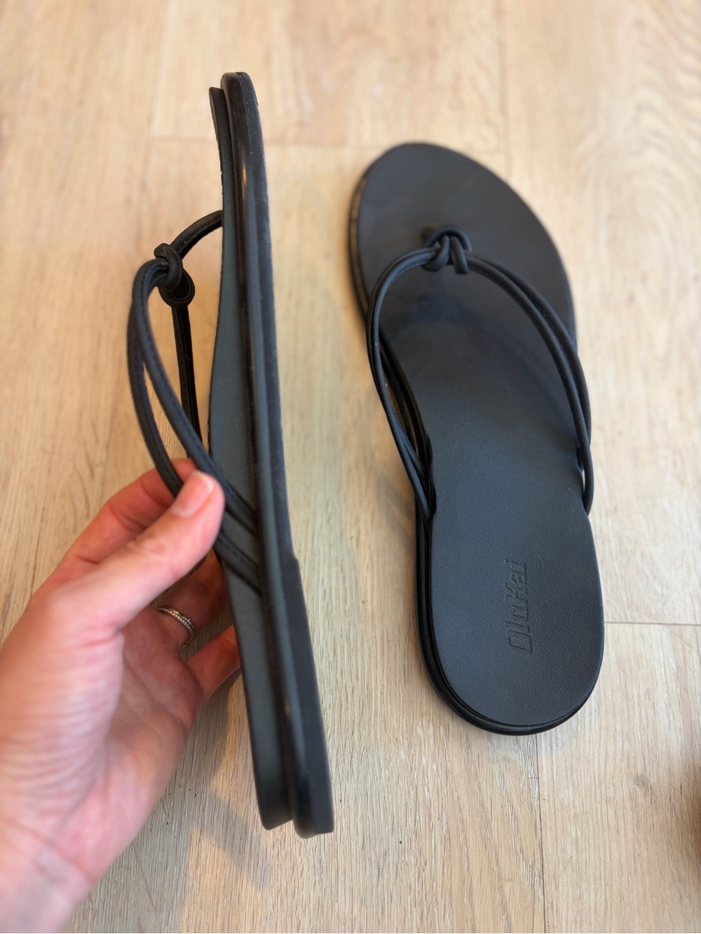 Olukai Aka Women's Black Slip-On Sandal 39 8.5 Like New - Picture 3 of 4